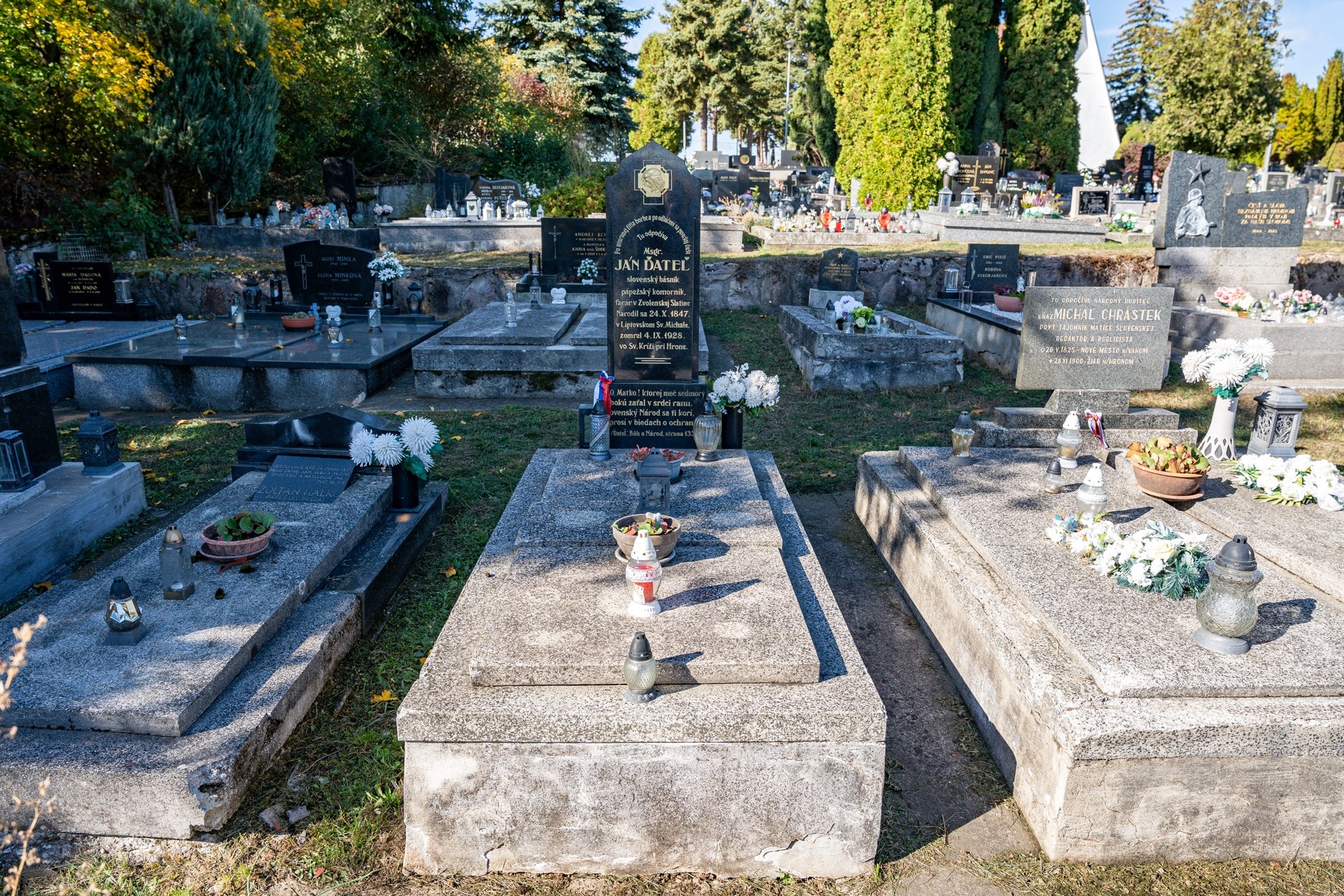 Žiarsky cintorín sa pripravuje na Dušičky. Posilnia sa hliadky, odvoz odpadu aj osvetlenie, novinkou je tabuľa významných osobností