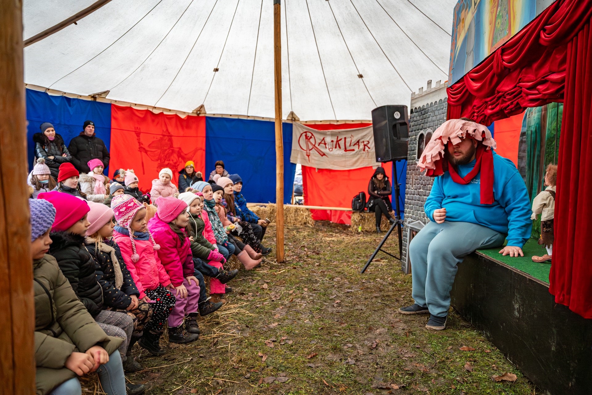 Hurk&aacute;rsky jarmok pril&aacute;kal na Sv&auml;tokr&iacute;žske n&aacute;mestie stovky z&aacute;ujemcov. Verejnosť čakal bohat&yacute; program pre deti aj dospel&yacute;ch
