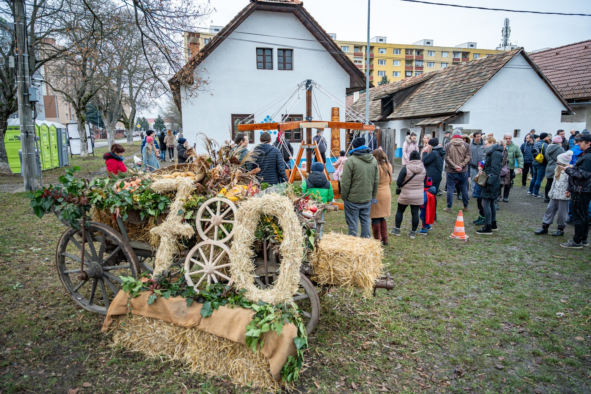 Hurk&aacute;rsky jarmok pril&aacute;kal na Sv&auml;tokr&iacute;žske n&aacute;mestie stovky z&aacute;ujemcov. Verejnosť čakal bohat&yacute; program pre deti aj dospel&yacute;ch
