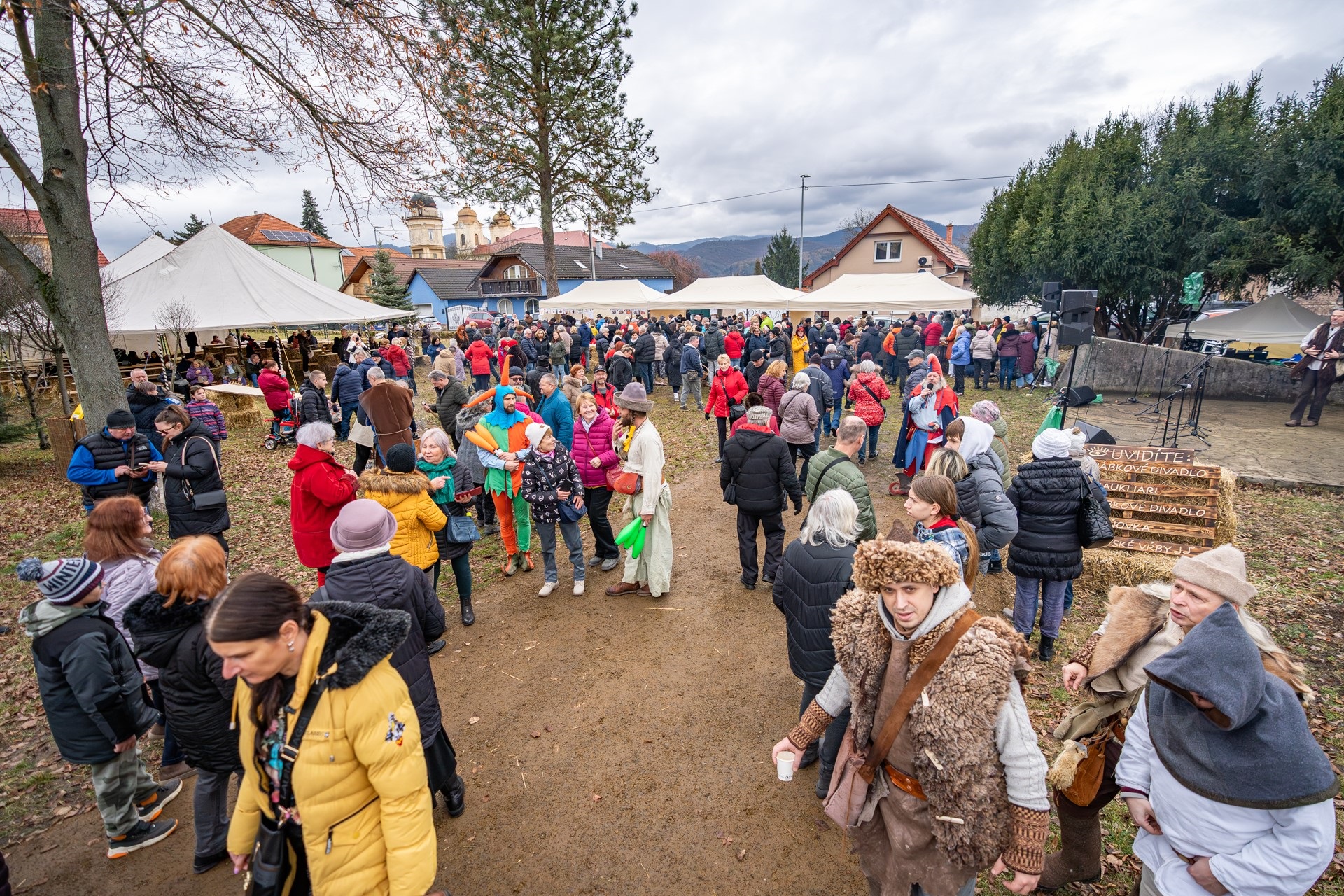 Hurk&aacute;rsky jarmok pril&aacute;kal na Sv&auml;tokr&iacute;žske n&aacute;mestie stovky z&aacute;ujemcov. Verejnosť čakal bohat&yacute; program pre deti aj dospel&yacute;ch
