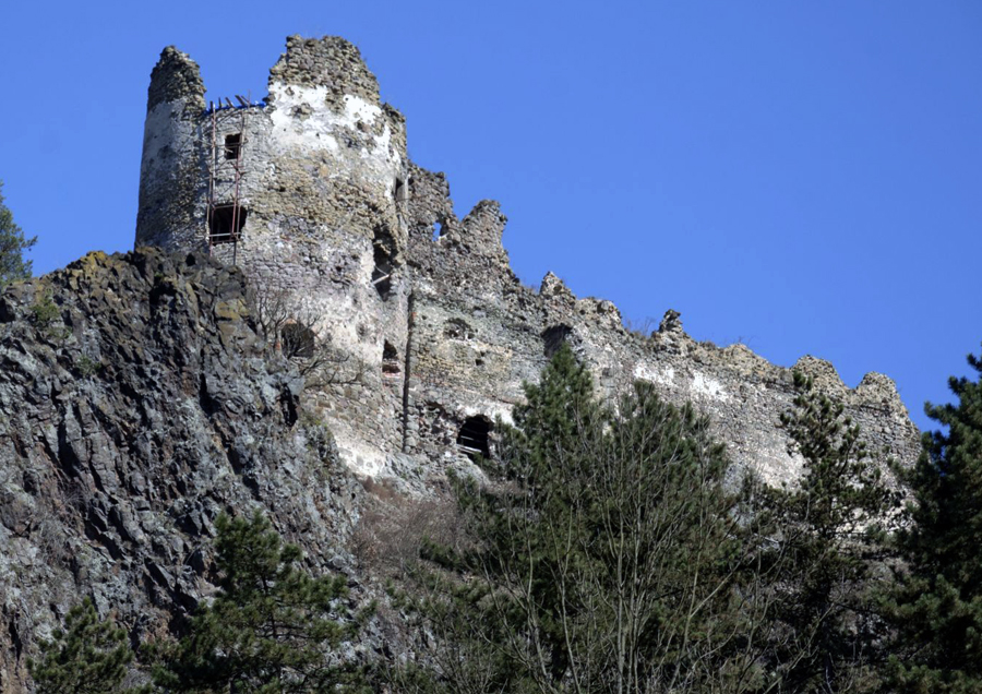 Pamätihodnosti: ŠÁŠOVSKÝ HRAD, ZRÚCANINA