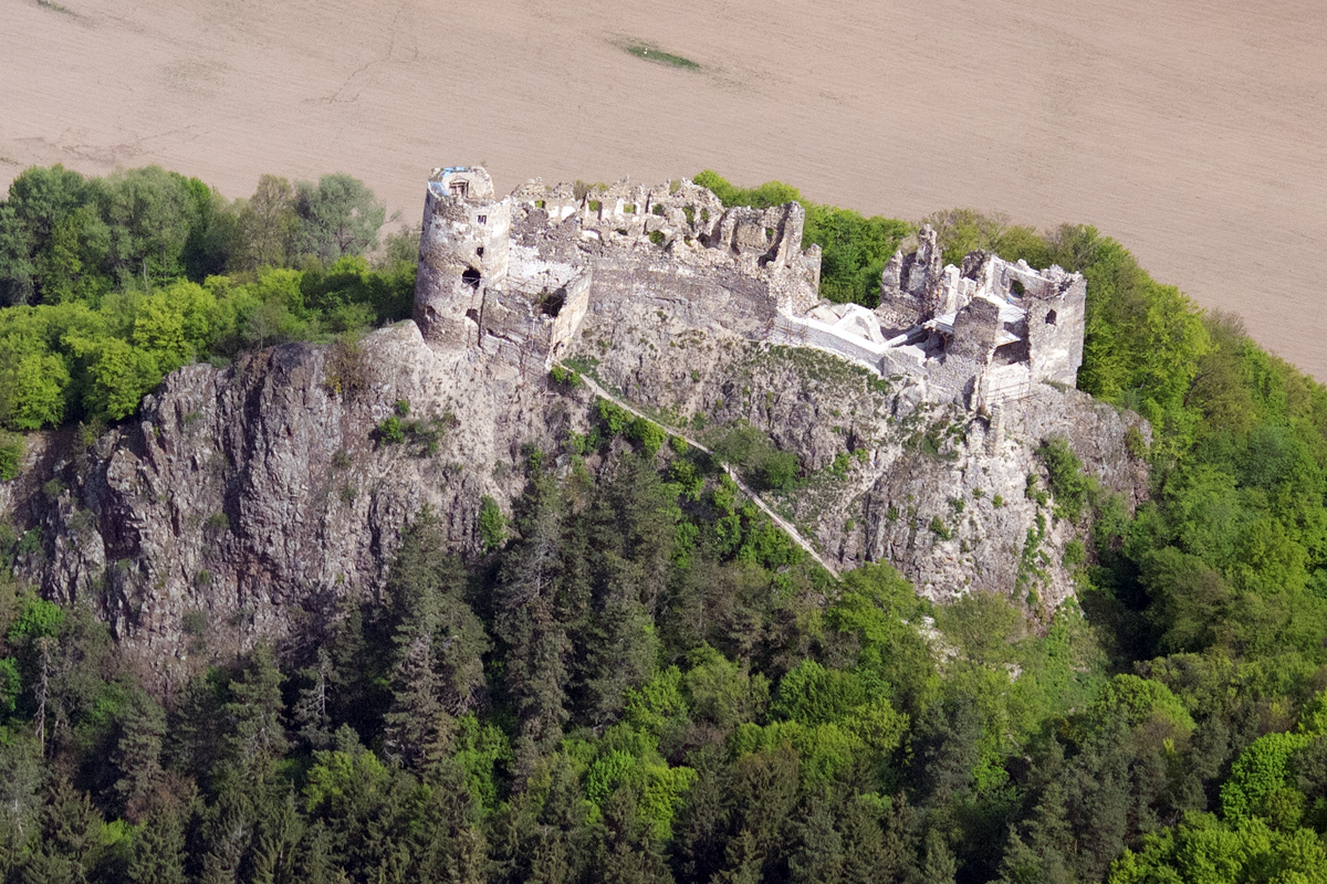 Pamätihodnosti: ŠÁŠOVSKÝ HRAD, ZRÚCANINA