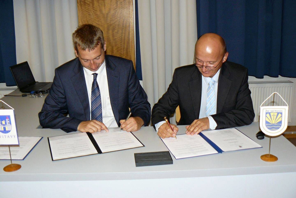 Primátor Žiaru nad Hronom Ivan Černaj a starosta Svitáv David Šimek spečatili partnerstvo oboch miest svojimi podpismi v roku 2011