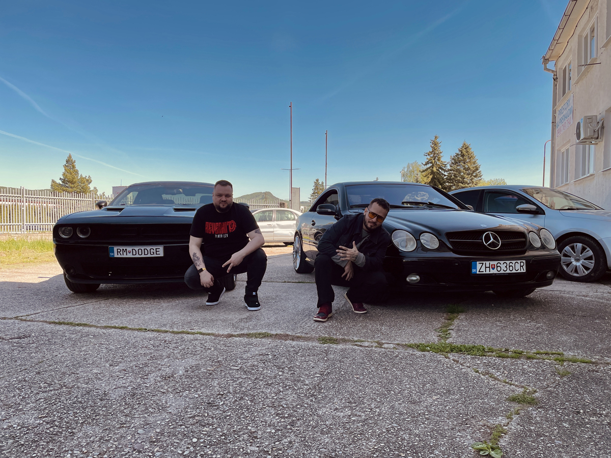 Hudobník Zlatý Lev dáva o sebe vedieť novým videoklipom, zahral si v ňom aj poslanec, fotograf či šéf atlétov