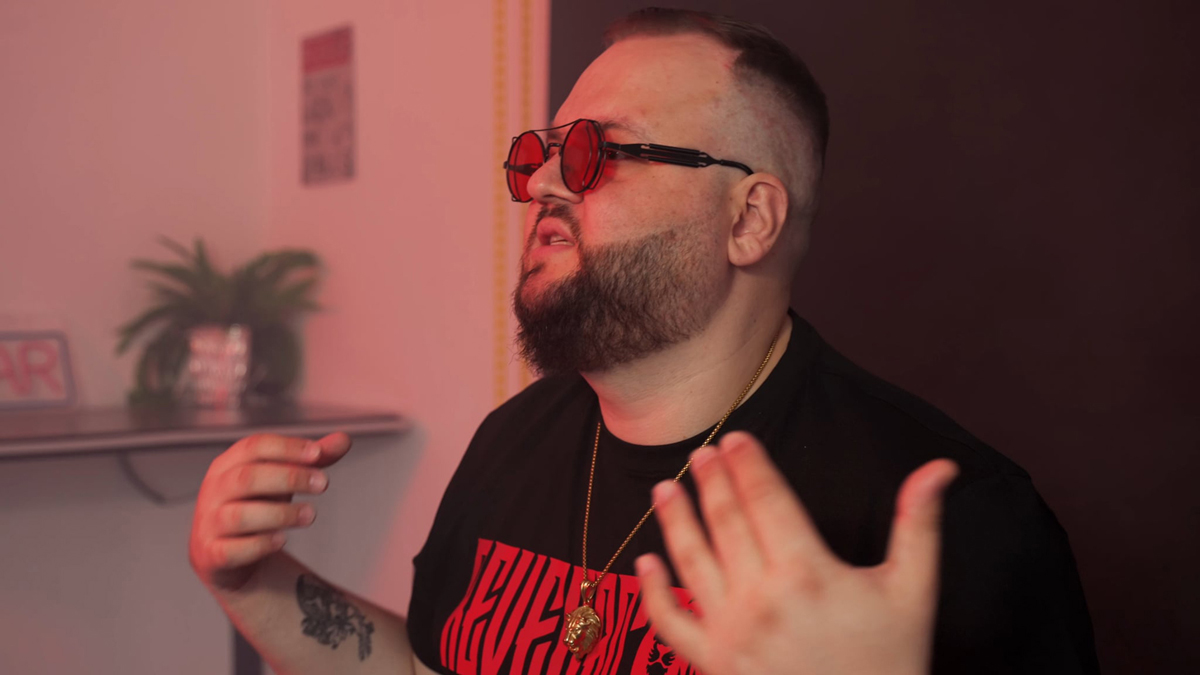 Hudobník Zlatý Lev dáva o sebe vedieť novým videoklipom, zahral si v ňom aj poslanec, fotograf či šéf atlétov