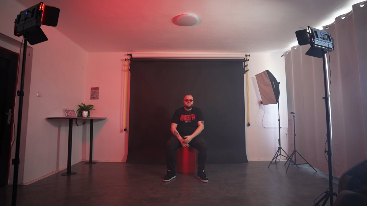 Hudobník Zlatý Lev dáva o sebe vedieť novým videoklipom, zahral si v ňom aj poslanec, fotograf či šéf atlétov
