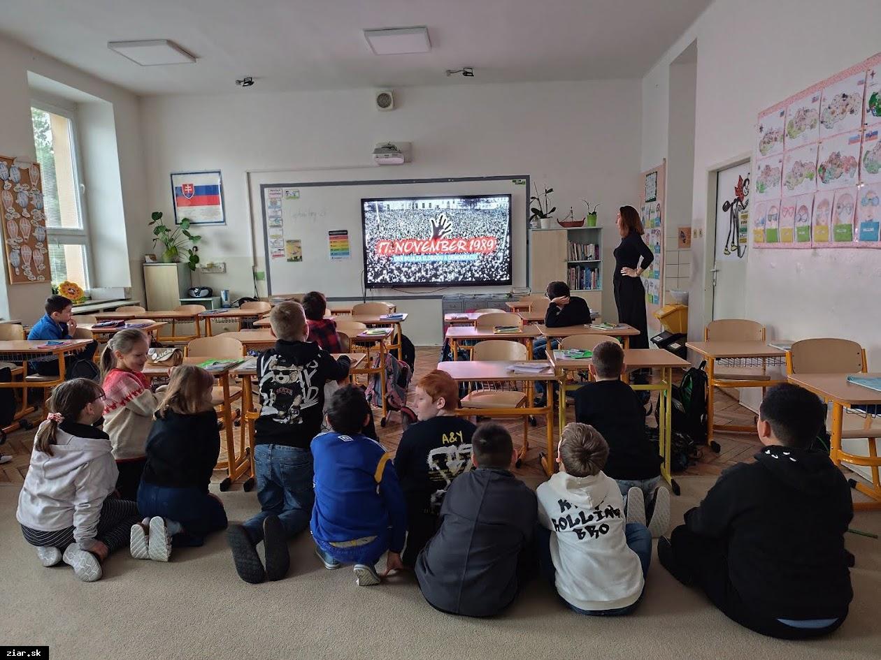 17. november očami žiakov v žiarskych školách: Hodiny o slobode, odvahe a hodnotách, na ktoré netreba zabúdať