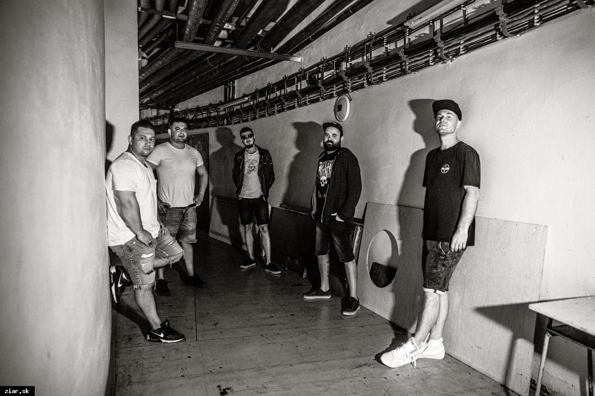 obr: Chlapci z punk-rockovej Agáty hlásia návrat po desiatich rokoch. Fanúšikov potešia nevšedným koncertom