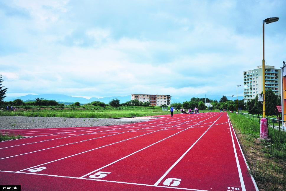 V areáli školy vybudovali modernú atletickú dráhu s 300-metrovým bežeckým oválom