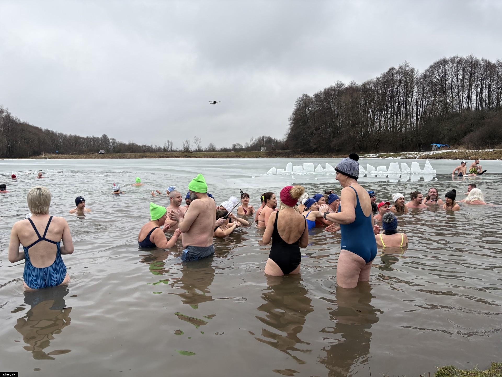 Desiatky nadšencov sa otužili v rybníku Bejvoč neďaleko Žiaru nad Hronom. Nechýbal smiech, pozitívne naladení ľudia a chutné jedlo