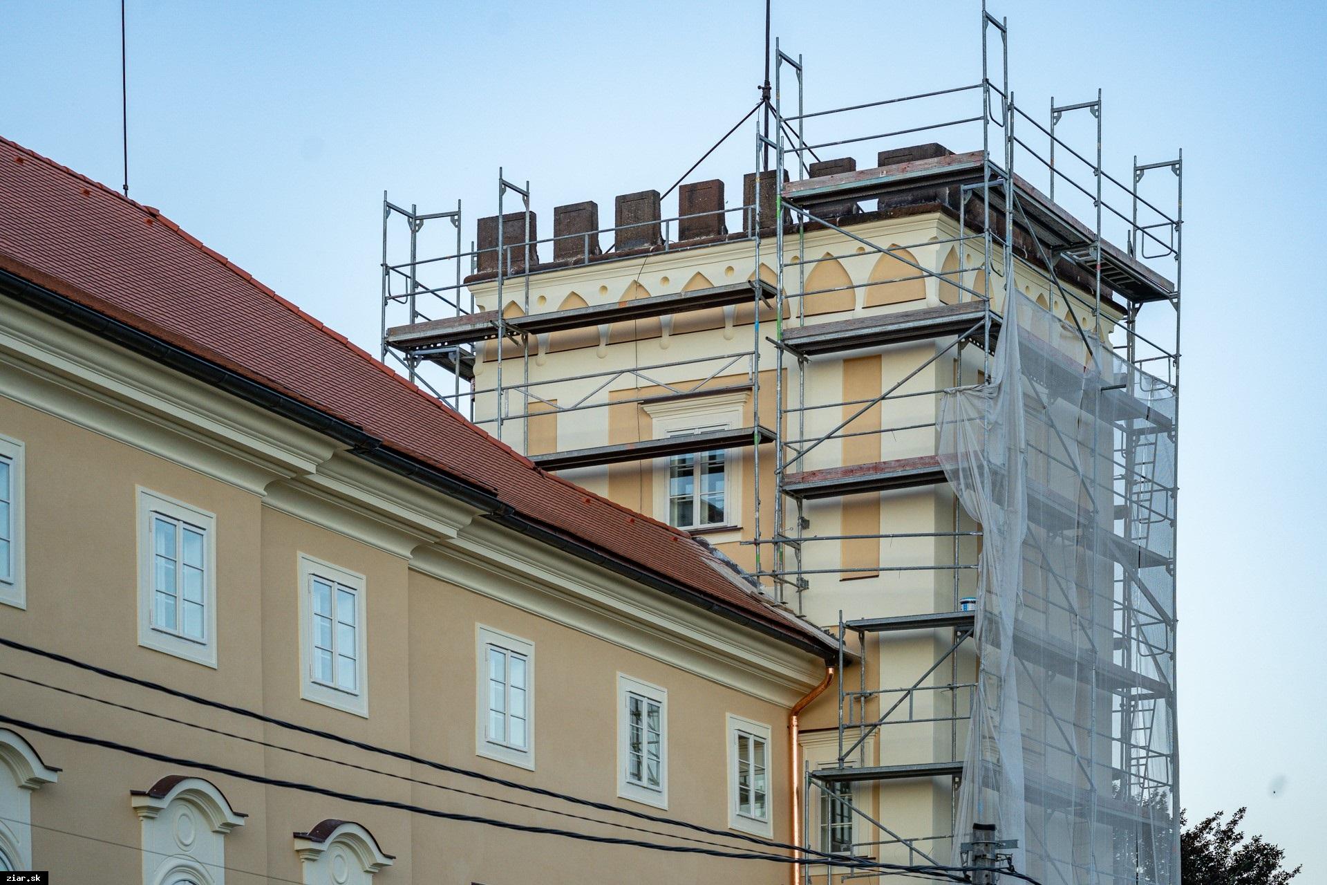 Práce na renovácii kaštieľa pokračujú podľa plánu. Novinkou bude obnovený priestor pred touto dominantou