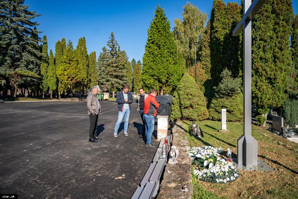 Pred Dušičkami mesto investovalo do obnovy cintorína
