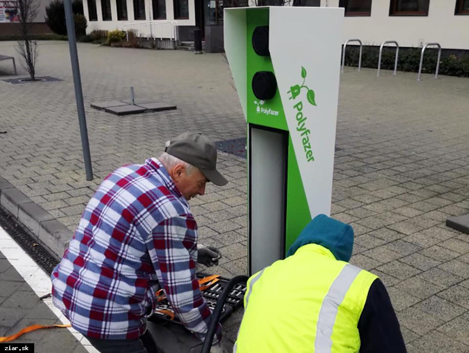 Elektromobil mestských policajtov s vlastnou nabíjacou stanicou