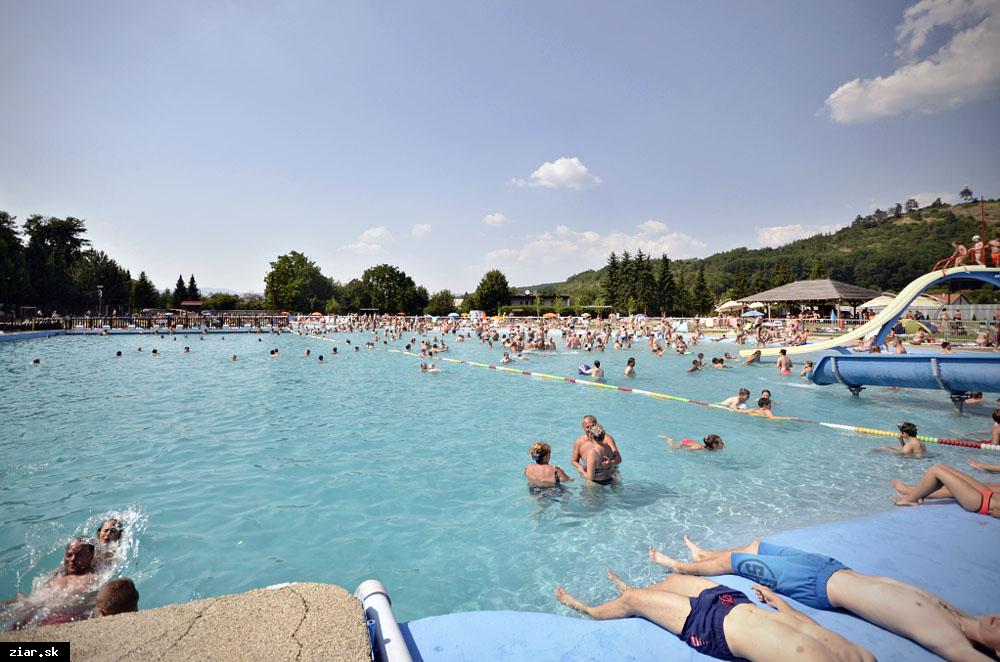 Počas horúčav treba denne vypiť minimálne 2,5 litra tekutín