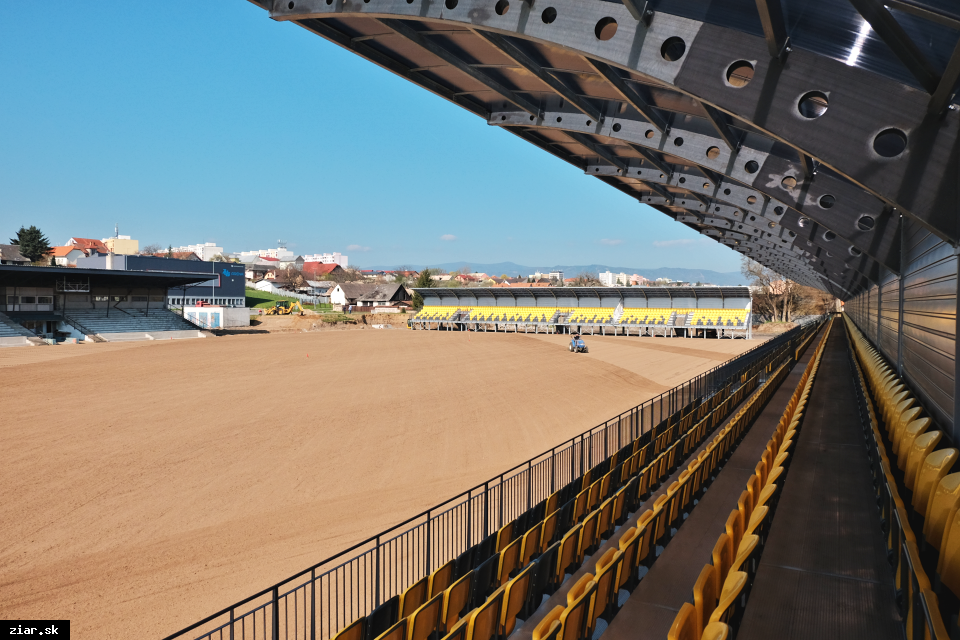 Na futbalovom štadióne už vysiali trávu. Použila sa trávnatá zmes vhodná pre naše podmienky