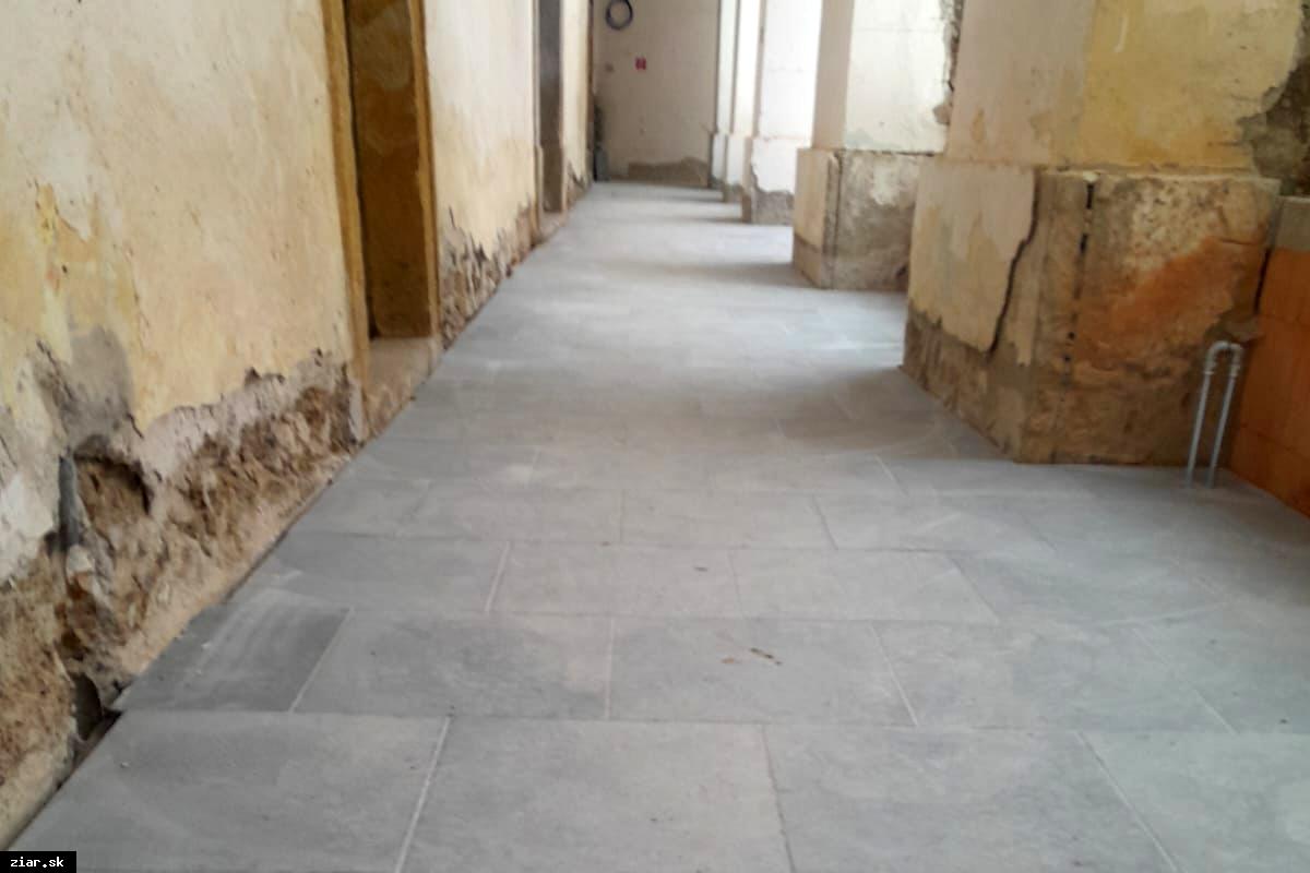 Odkrývame históriu mesta: Prízemie biskupského kaštieľa získalo novú dlažbu