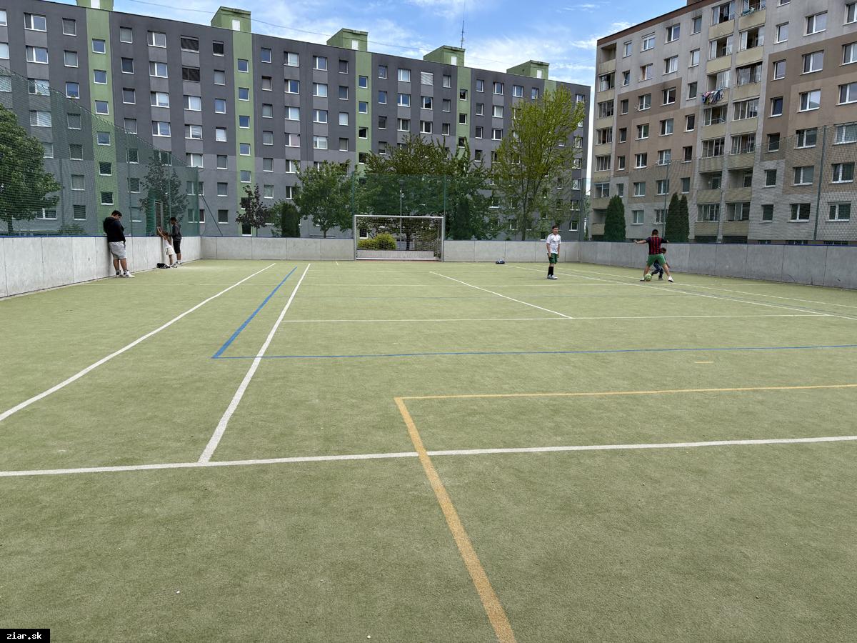 Mesto pokračuje v osvedčenom systéme na Hviezdoške. Poriadok na ihriskách zabezpečia hliadky aj intenzívny kamerový dohľad