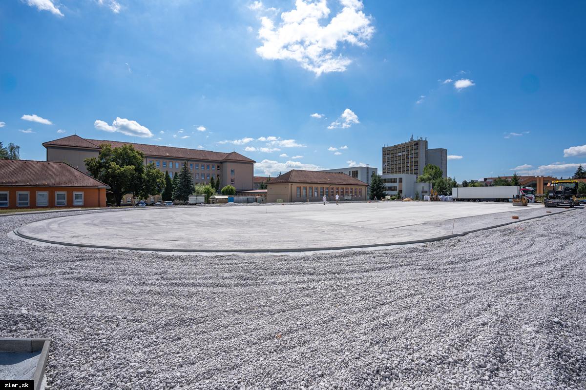 Práce na rekonštrukcii športového areálu na „Jednotke“ sú v plnom prúde