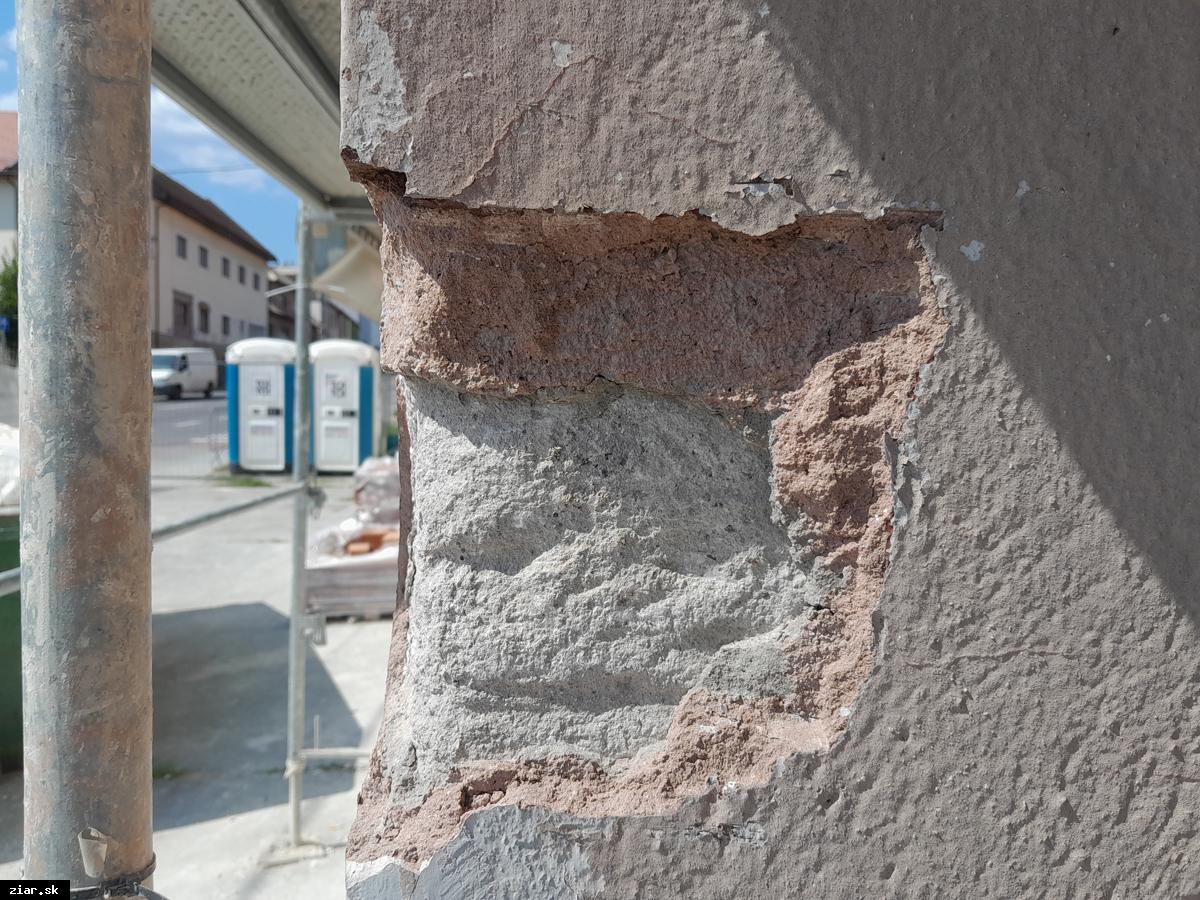 Odkrývame históriu mesta: Vstupná brána biskupskéko kaštieľa podstúpi ozdravný proces