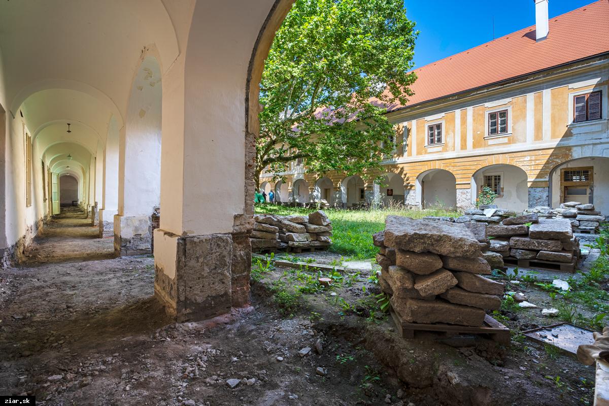 Práce na rekonštrukcii Biskupského kaštieľa pokračujú aj v lete