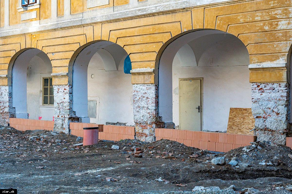 Práce na rekonštrukcii kaštieľa napredujú: Do kaplnky pribudol impozantný luster, menia sa okná, obnovuje fasáda
