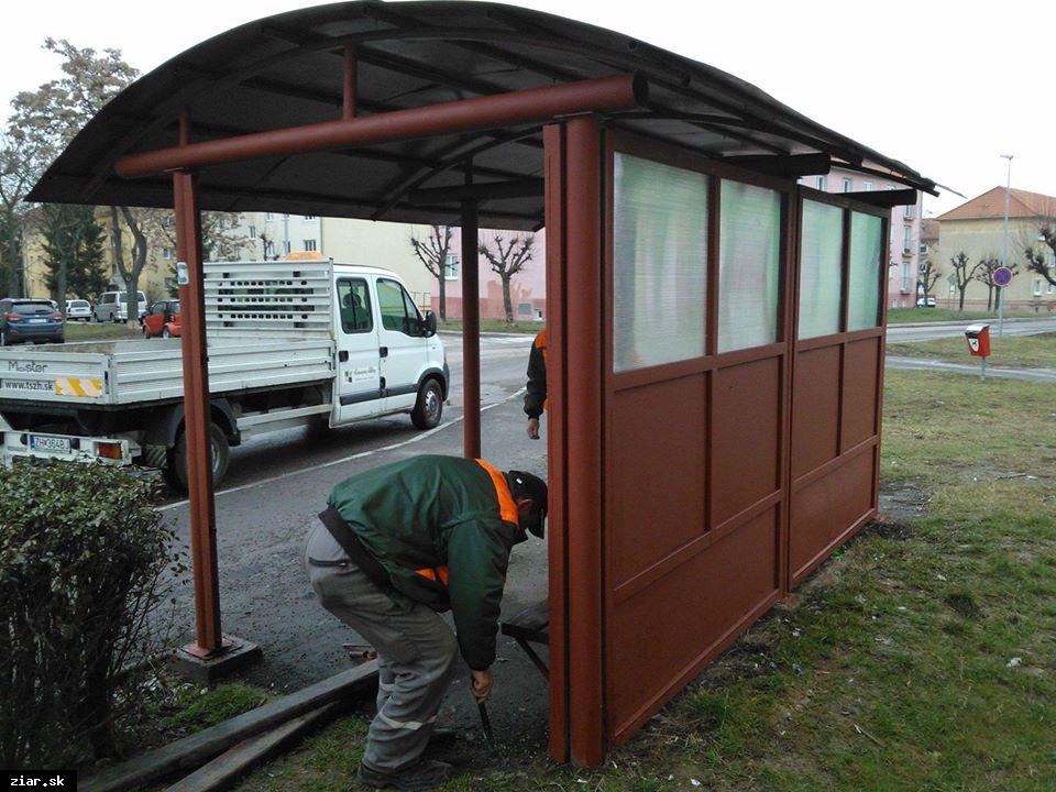 Autobusové zastávky v našom meste sú bezpečné 