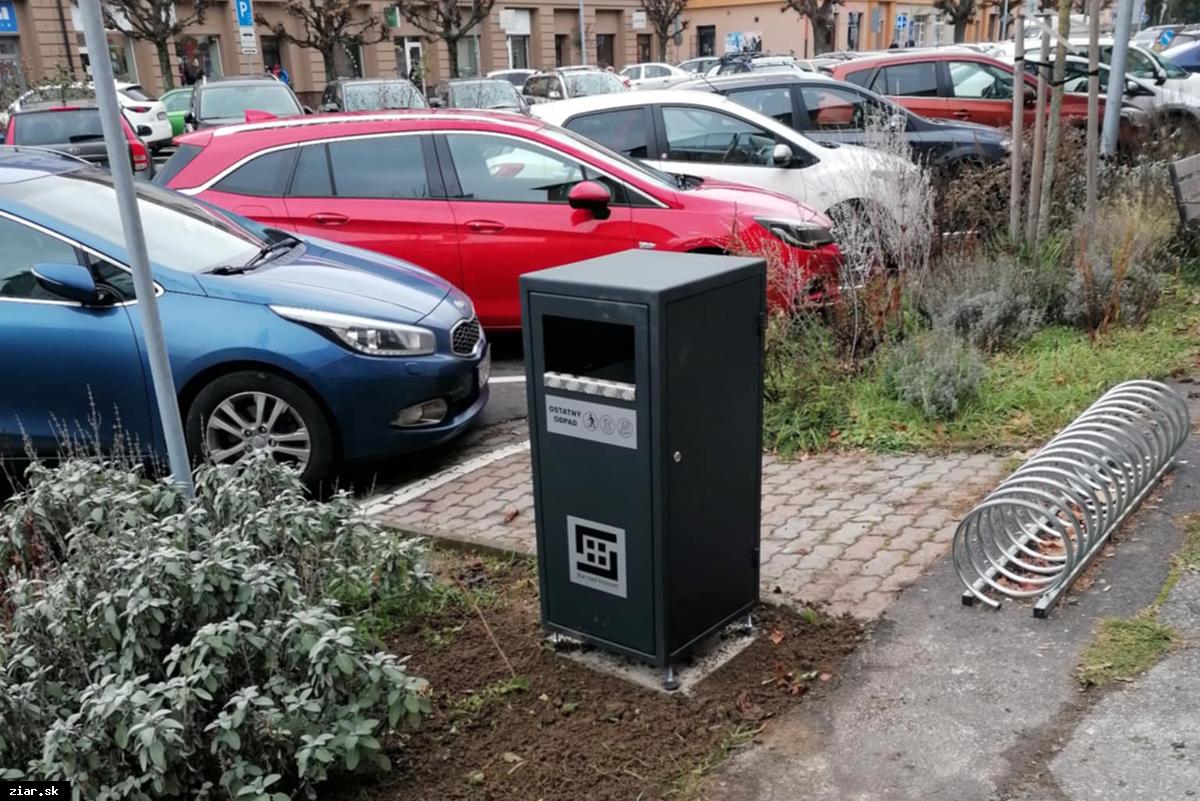 V meste pribudli smetné koše a popolníky na cigaretové ohorky