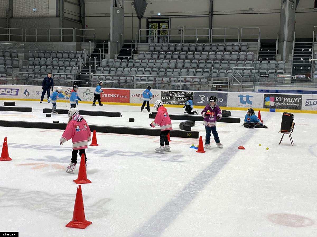 Projekt so SZĽH sa skončil, no kurzy korčuľovania pre deti vďaka podpore mesta a SPORT TRENDU pokračujú
