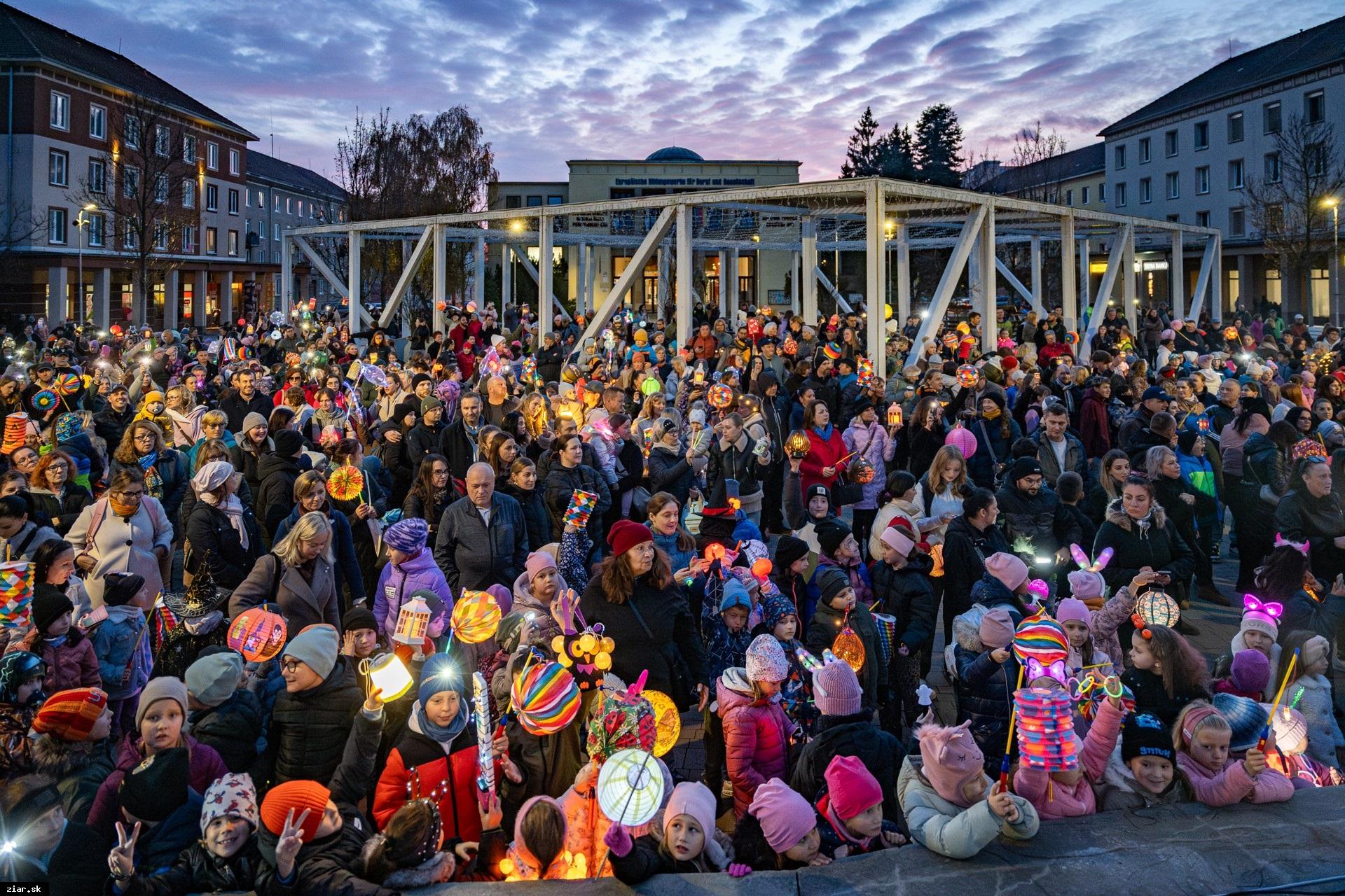 Lampiónový sprievod v Žiari rozžiaril mesto svetlom a radosťou
