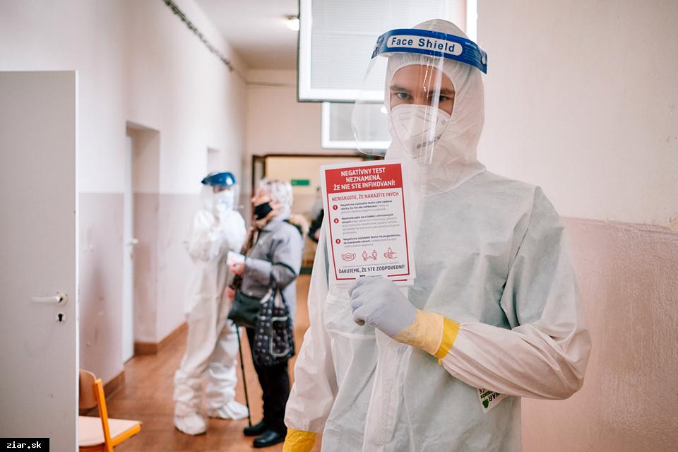 Neriskujte, že nakazíte iných. BBSK vyzýva ľudí cez letáky na testovacích miestach