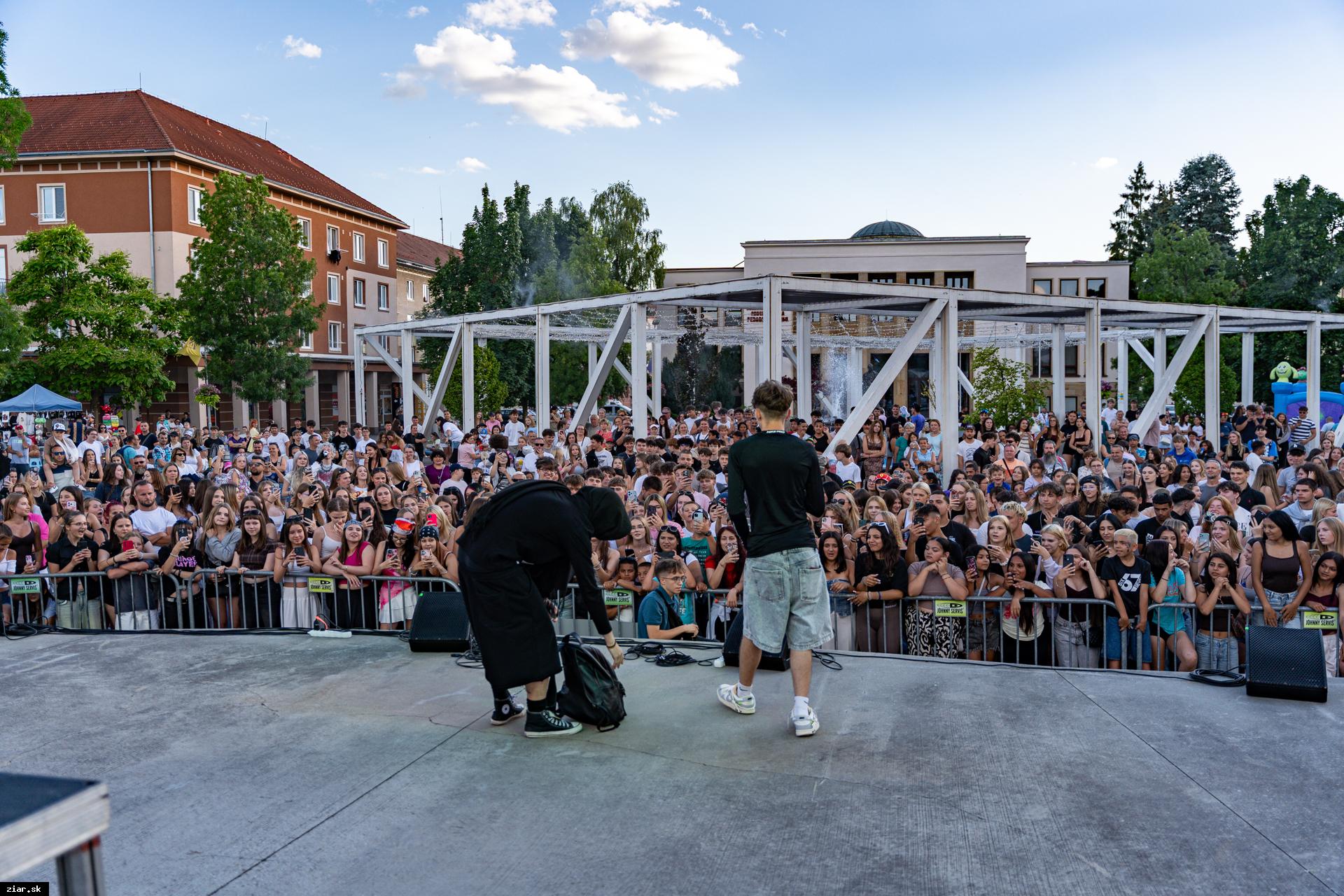 LETOFEST odštartoval leto na námestí, interpretom tlieskali stovky ľudí