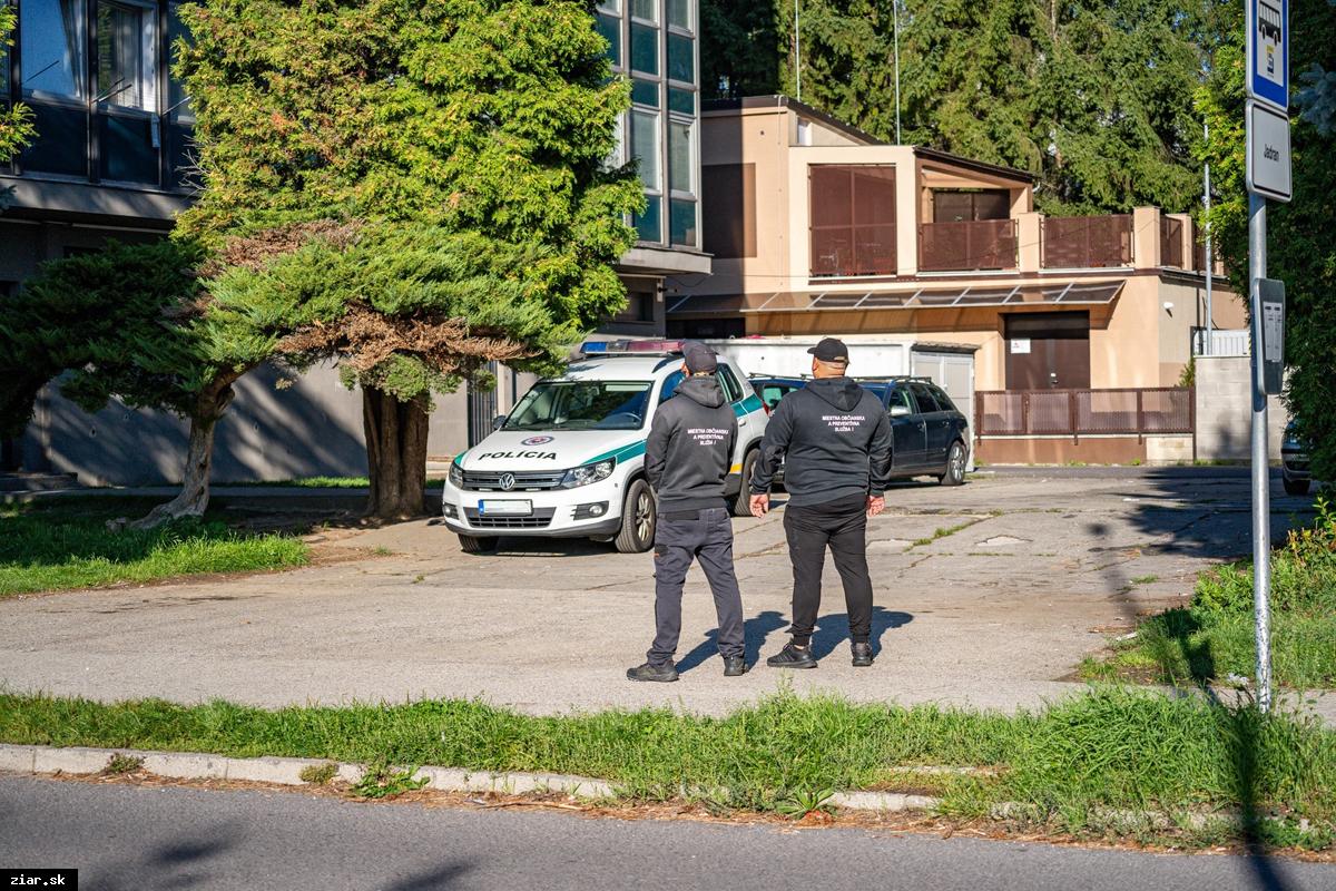 Mesto vníma zhoršujúcu sa situáciu s neprispôsobivými občanmi. Sťažnosti na ich správanie sa hromadia, radnica to rieši viacerými opatreniami