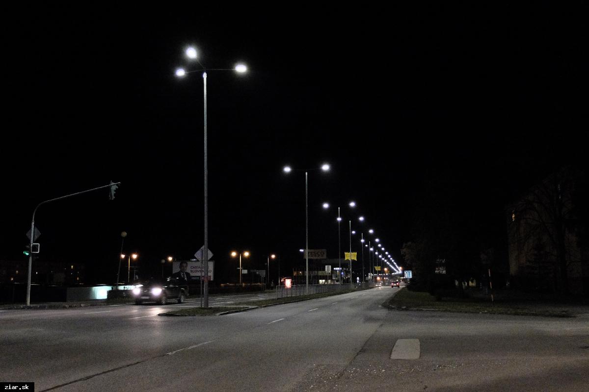 obr: V Žiari nad Hronom sa na 30 minút vyplo verejné osvetlenie