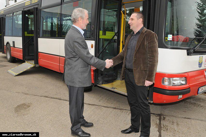 V uliciach Žiaru jazdí nízkopodlažný autobus