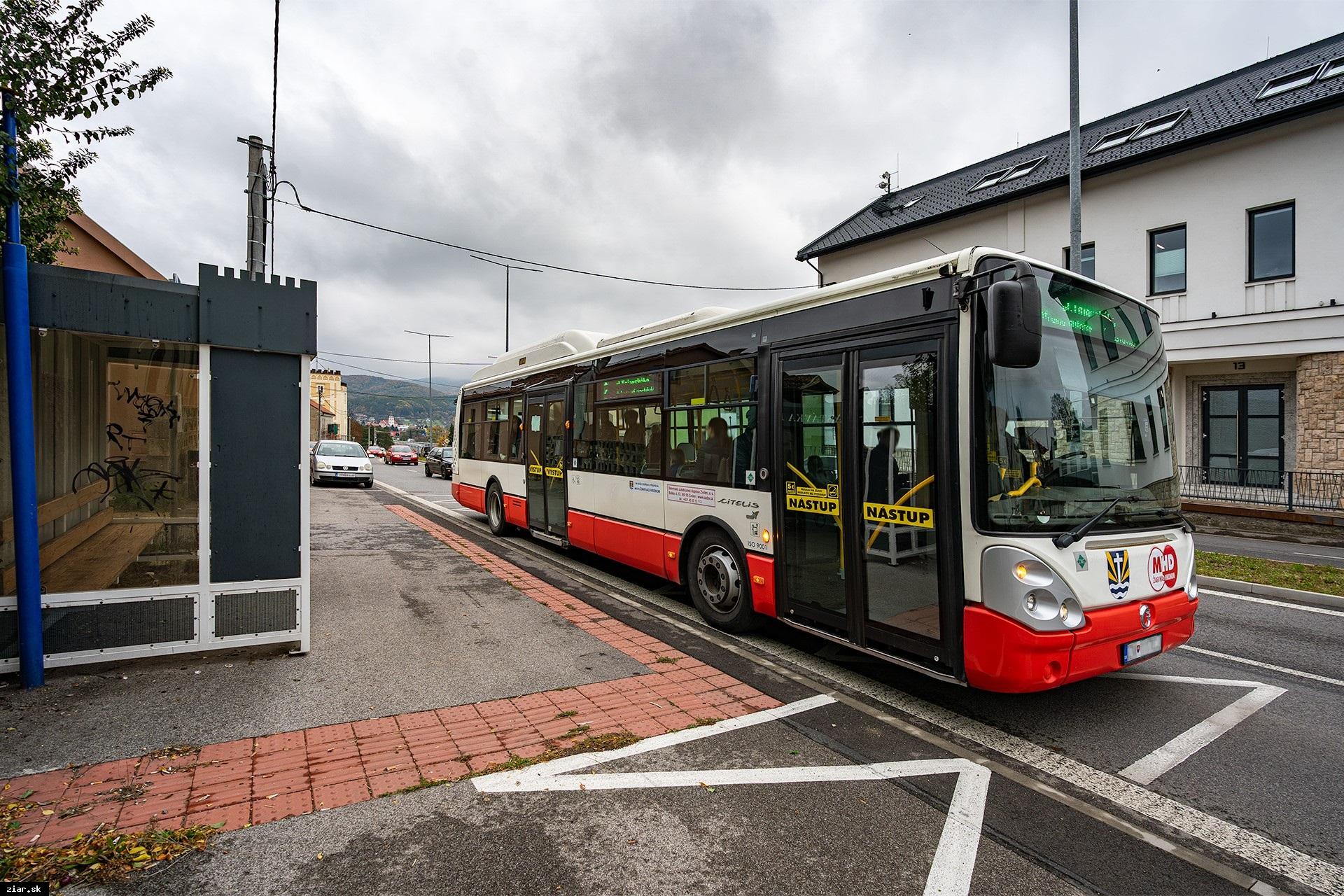 Červené autobusy MHD nahradia od 1.1.2026 biele autobusy IDS BBSK