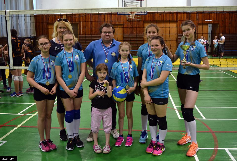 Mladé volejbalistky postúpili na Majstrovstvá Slovenska a zároveň si vybojovali titul majsteriek oblasti