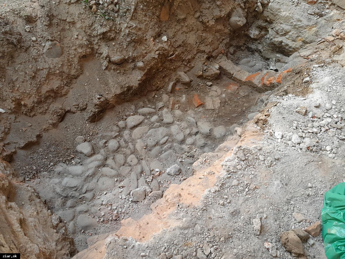 Odkrývame históriu mesta: Archeologický výskum odhalil najstaršie počiatky kaštieľa
