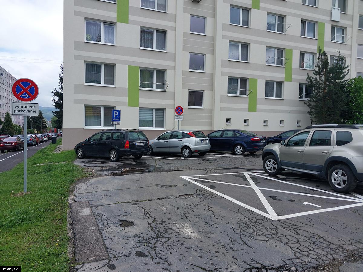 Nové dopravné značky označujú vyhradené parkovacie miesta