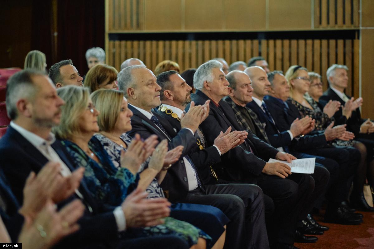 Na ustanovujúcom MsZ zložil sľub primátor mesta aj novozvolení poslanci