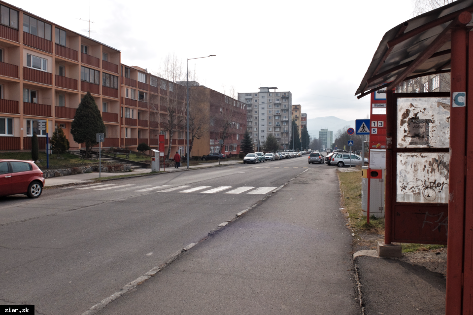 Na Sládkovičovej ulici pribudlo nové dopravné značenie aj parkovacia plocha