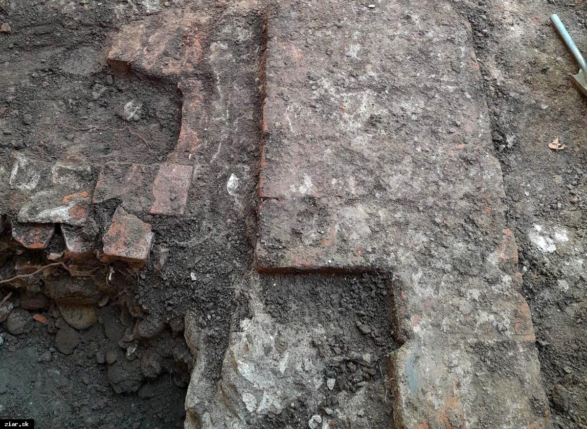Odkrývame históriu mesta: V biskupskom kaštieli objavili pozostatky neznámej stavby