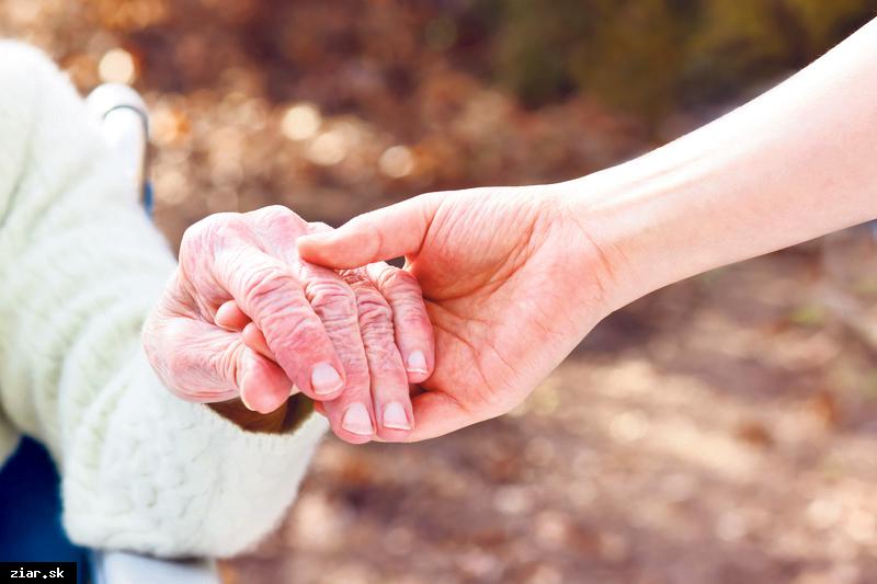 Potrebujem sa postarať o svojho príbuzného. Kto mi pomôže? Janka spolu s mamou si vybrali domácu opatrovateľskú službu