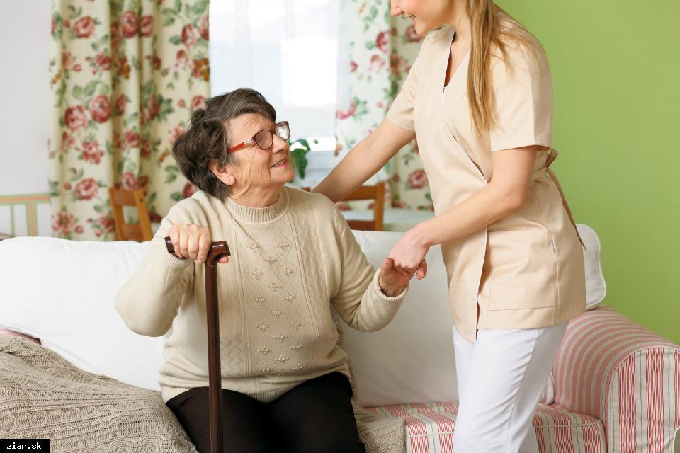 Potrebujem sa postarať o svojho príbuzného, kto mi pomôže? Jankina mama privíta vo svojej domácnosti opatrovateľku