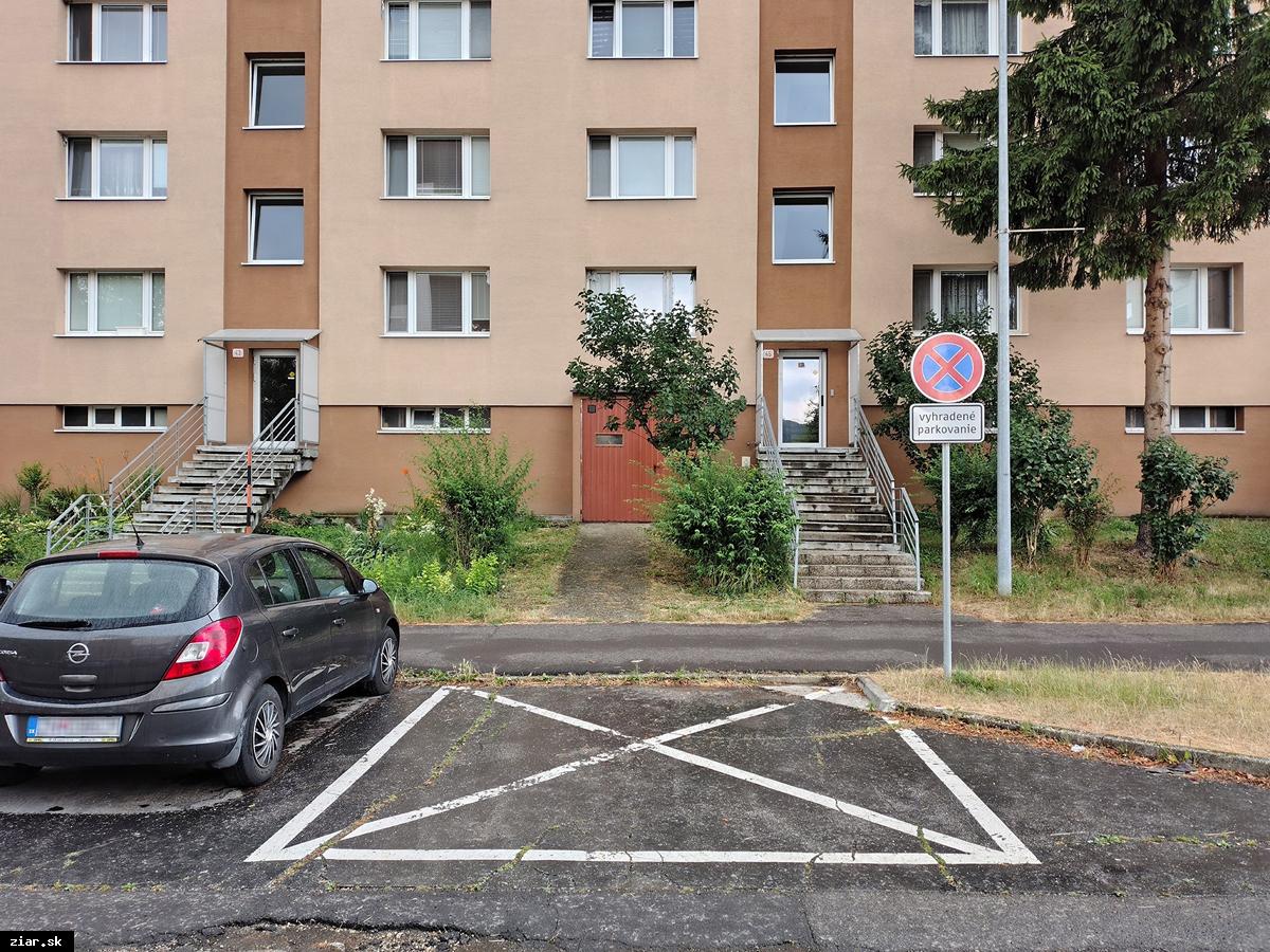 Ako je to s prenájmom a budovaním parkovacích miest? Žiadostí je veľa, na odpovede sa čaká aj rok, mesto vysvetľuje, prečo je tomu tak