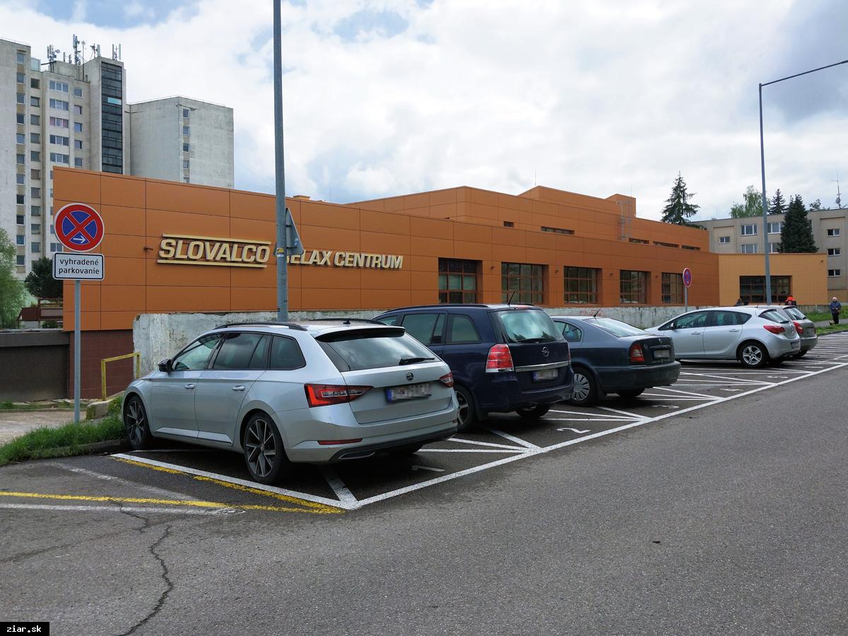 Mesto rozšíri parkovisko pri krytej plavárni