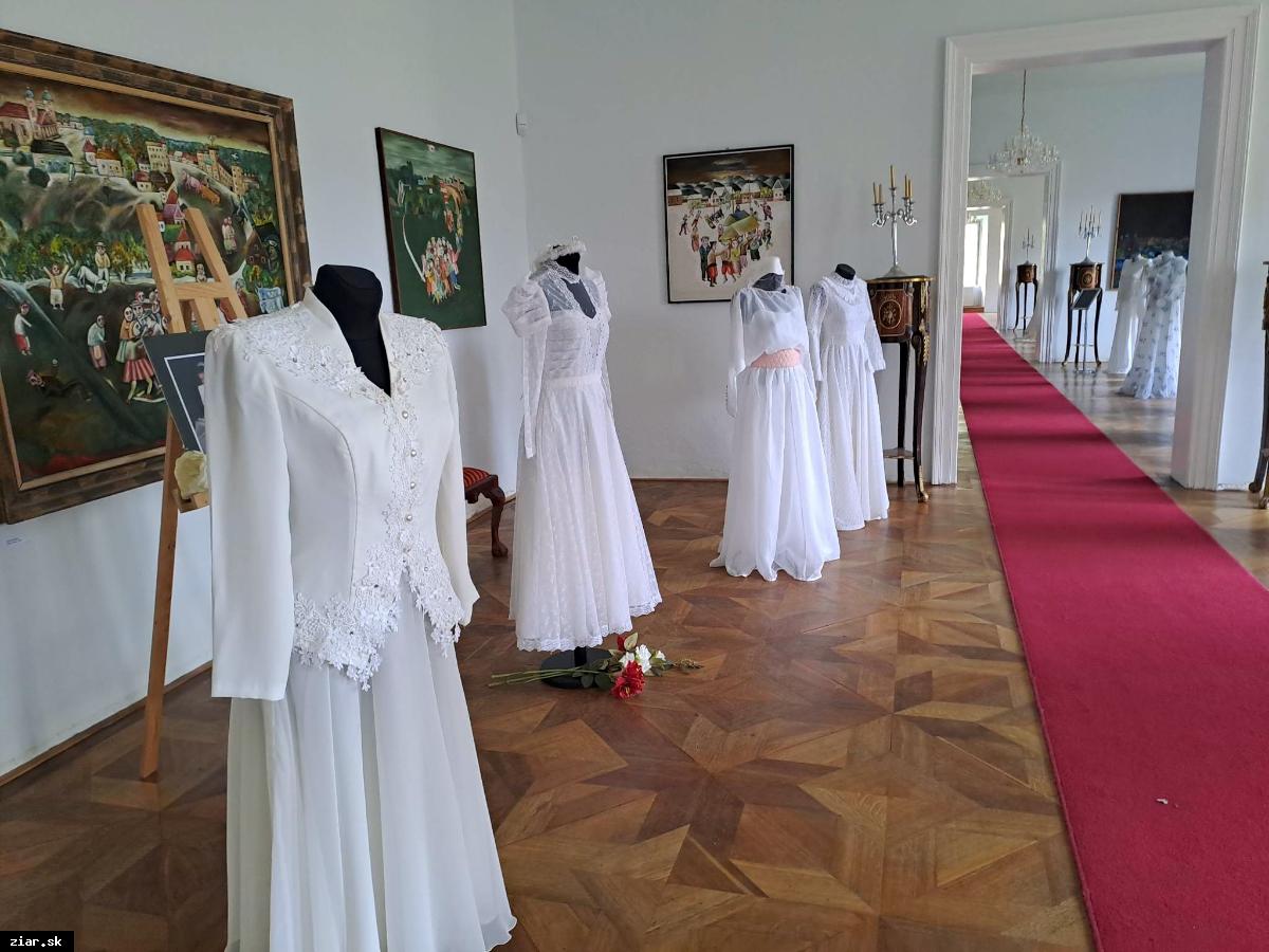 obr: Nenechajte si ujsť jedinečnú výstavu svadobných šiat a krojov v biskupskom kaštieli