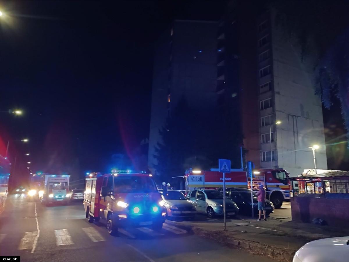Hasiči mali cez víkend plné ruky práce, zasahovali hneď dvakrát. Horela bytovka aj bufet na kúpalisku, nikto sa vážnejšie nezranil