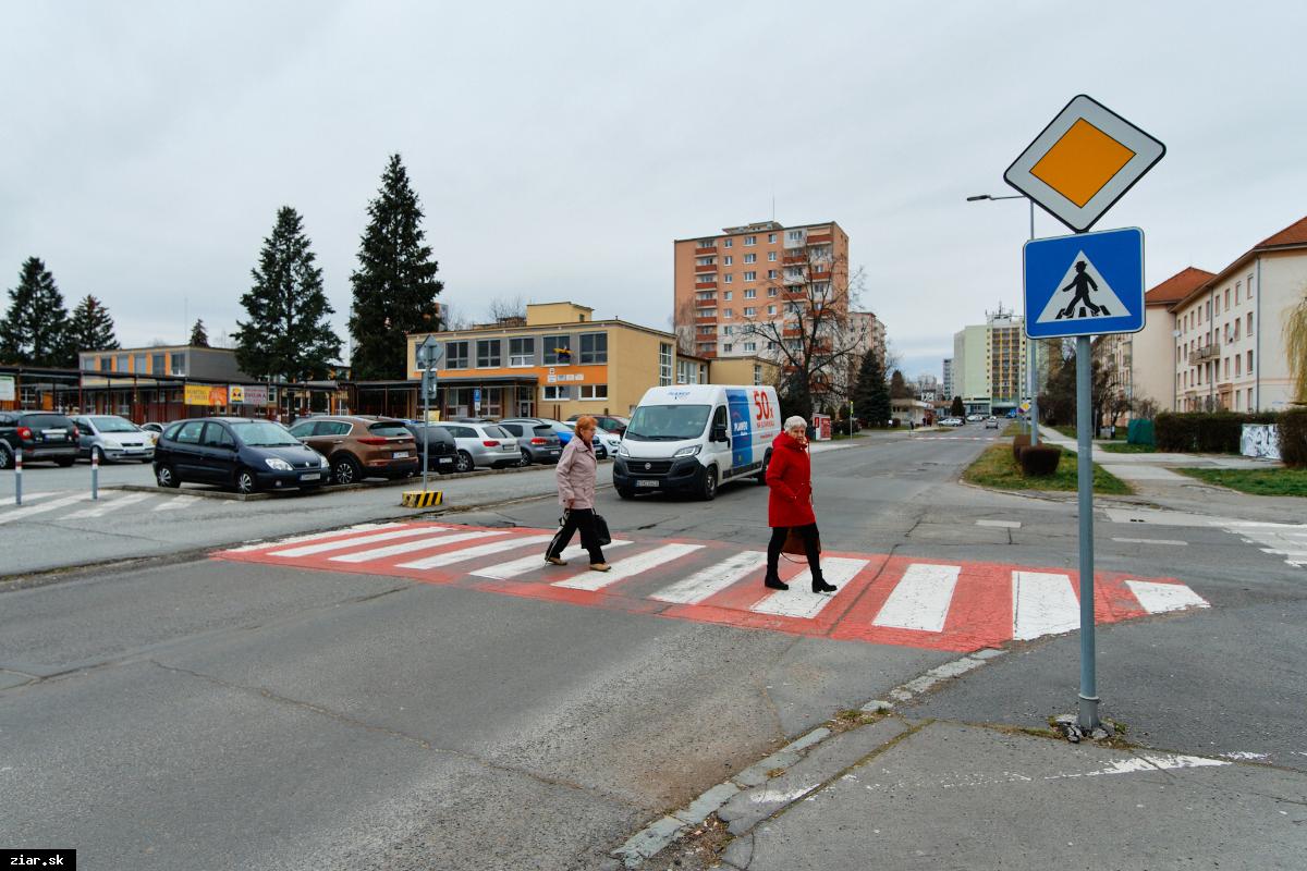 obr: Na bezpečnú cestu detí do škôl sa dohliada pred dvoma frekventovanými priechodmi