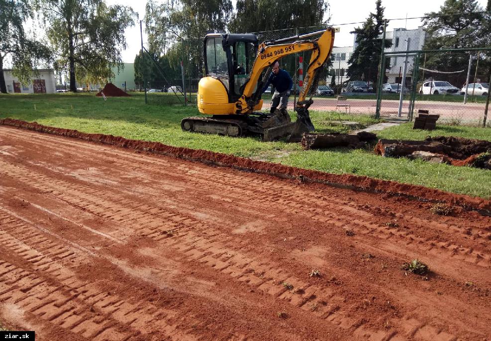 Začali práce na rekonštrukcii bežeckej rovinky a skoku do diaľky na Dvojke