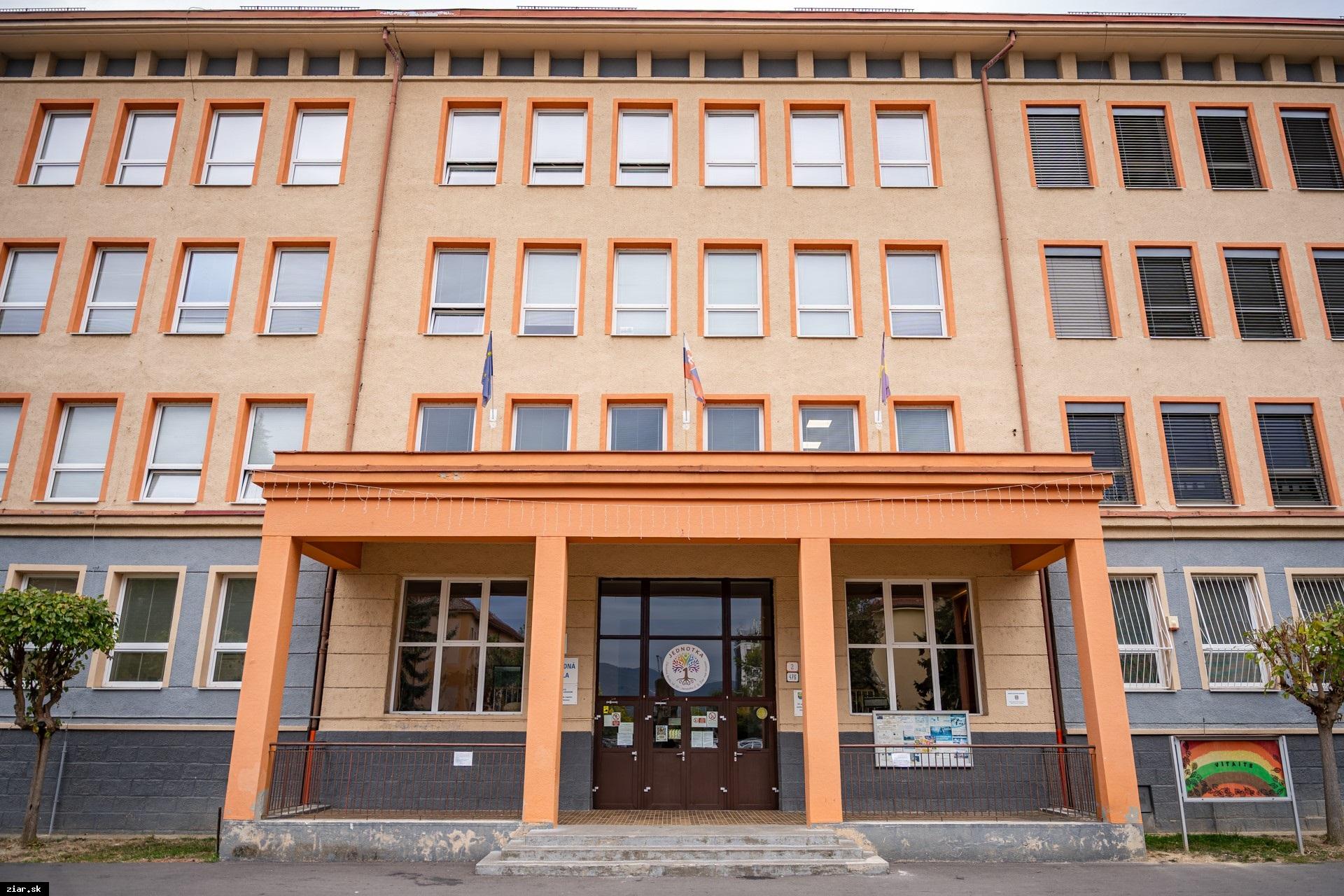 Jednotku čaká v najbližšom období výrazná premena. Základnú školu Dr. Janského 2 zrekonštruujú, rovnako tak aj jedáleň